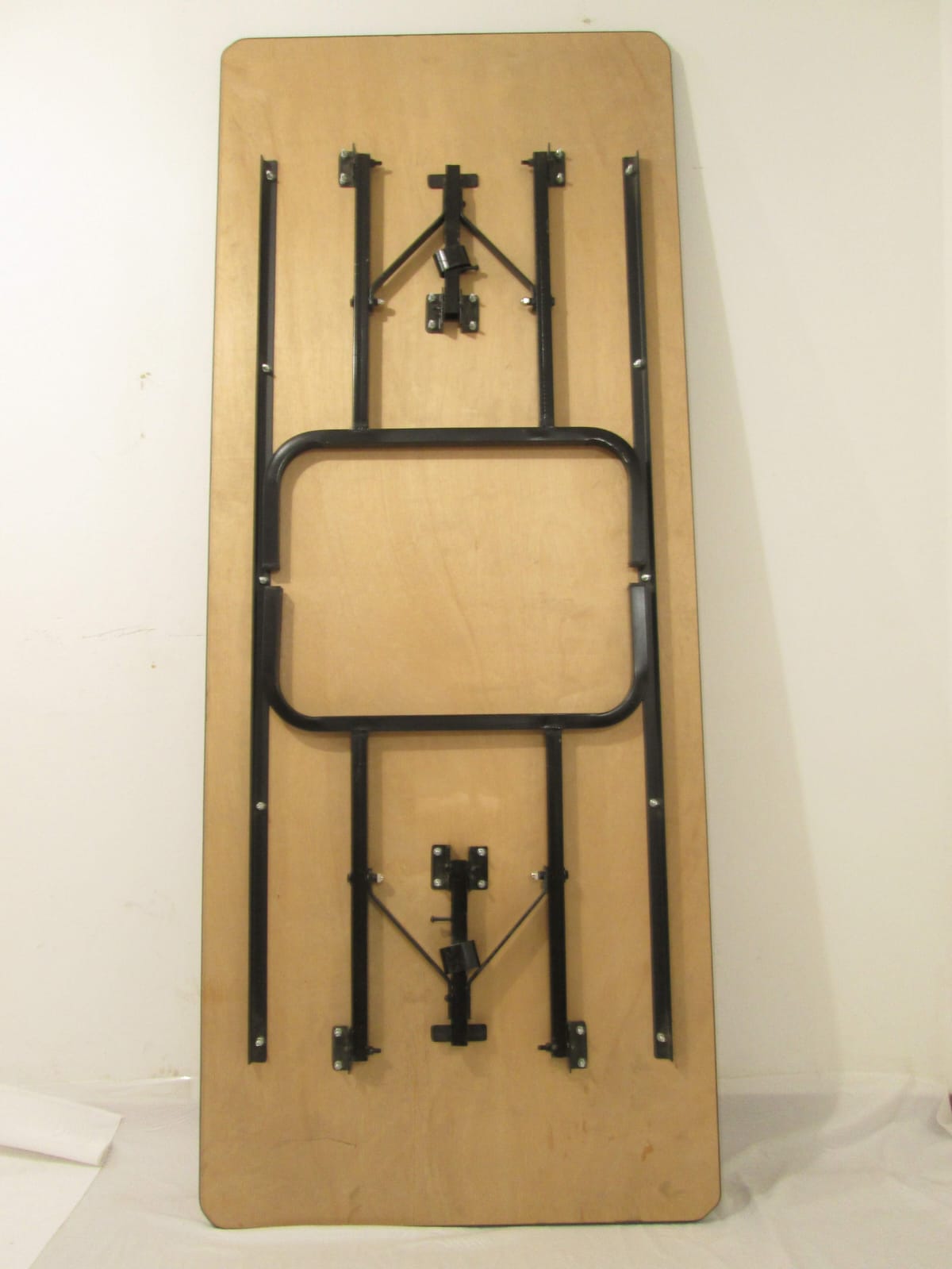 Parte inferior de mesa rectangular con estructura en tubo cuadrado y travesaños de refuerzo