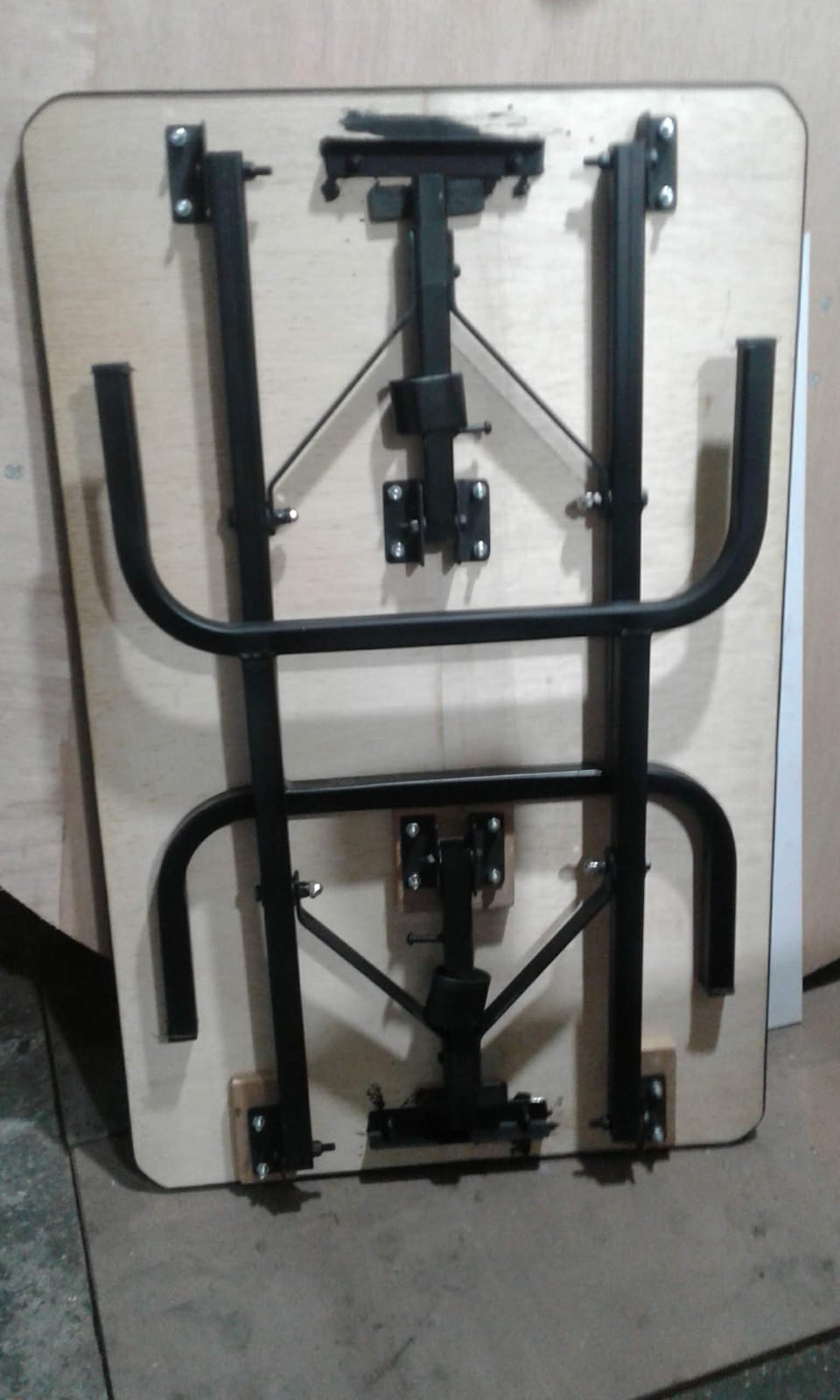 Patas en tubo cuadrado calibre 18 y 16 plegadas bajo la cubierta